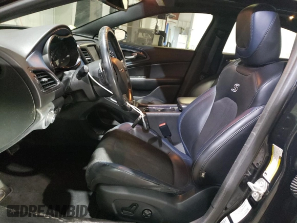2016 Chrysler 200 S z VIN 1C3CCCBB3GN178183, wystawiony jako Copart lot #86161394 z przebiegiem 28 113 mil mil oraz Szkoda całkowita • Salvage title. Historia ofert i sprzedaży dostępna na DreamBid. Obrazek 7.