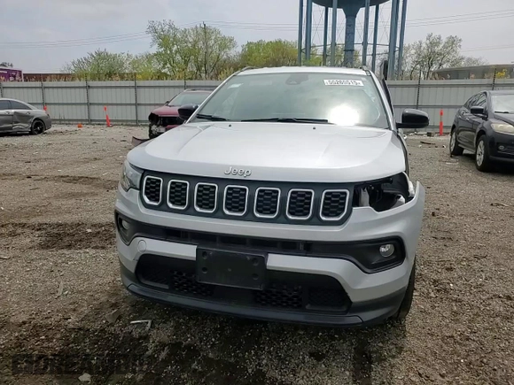 2024 Jeep Compass Latitude z VIN 3C4NJDBN7RT107047, wystawiony jako Copart lot #55265515 z przebiegiem 27 017 mil mil oraz Szkoda całkowita • Salvage title. Historia ofert i sprzedaży dostępna na DreamBid. Obrazek 14.