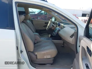 2005 Nissan Murano SL z VIN JN8AZ08T95W324095, wystawiony jako IAAI lot #42210189 z przebiegiem 137 431 mil mil oraz . Historia ofert i sprzedaży dostępna na DreamBid. Obrazek 5.