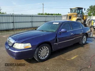 2003 Lincoln Town Car Executive z VIN 1LNHM81W93Y626432, wystawiony jako Copart lot #57315475 z przebiegiem Nie podano mil oraz Szkoda całkowita • Salvage title. Historia ofert i sprzedaży dostępna na DreamBid. Obrazek 1.