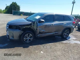 2018 Toyota Highlander LE z VIN 5TDZARFH8JS033994, wystawiony jako IAAI lot #42245699 z przebiegiem 140 608 mil mil oraz . Historia ofert i sprzedaży dostępna na DreamBid. Obrazek 6.