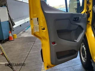 2019 Ford Transit z VIN 1FTYR3XM3KKA38669, wystawiony jako IAAI lot #42663811 z przebiegiem 135 929 mil mil oraz . Historia ofert i sprzedaży dostępna na DreamBid. Obrazek 9.
