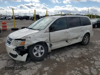 2010 Dodge Grand Caravan SXT z VIN 2D4RN5D19AR238965, wystawiony jako Copart lot #53834385 z przebiegiem 205 637 mil mil oraz Szkoda całkowita • Salvage title. Historia ofert i sprzedaży dostępna na DreamBid. Obrazek 1.