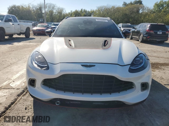 2021 Aston Martin DBX z VIN SCFVUJAW8MTV02134, wystawiony jako Copart lot #72456004 z przebiegiem Nie podano mil oraz Szkoda całkowita • Salvage title. Historia ofert i sprzedaży dostępna na DreamBid. Obrazek 5.