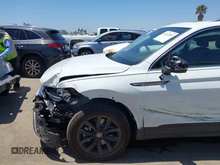 2024 Volkswagen Tiguan SE z VIN 3VVNB7AX4RM198923, wystawiony jako IAAI lot #42312597 z przebiegiem 6 827 mil mil oraz . Historia ofert i sprzedaży dostępna na DreamBid. Obrazek 6.