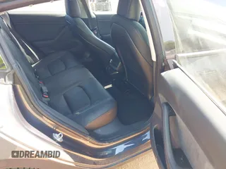 2018 Tesla Model 3 Long Range Battery z VIN 5YJ3E1EBXJF121183, wystawiony jako IAAI lot #42070712 z przebiegiem 71 823 mil mil oraz . Historia ofert i sprzedaży dostępna na DreamBid. Obrazek 8.