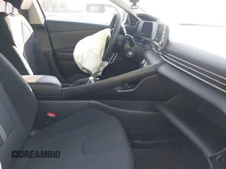 2024 Hyundai Elantra SE z VIN KMHLL4DG6RU689238, wystawiony jako IAAI lot #41100513 z przebiegiem 21 566 mil mil oraz . Historia ofert i sprzedaży dostępna na DreamBid. Obrazek 5.