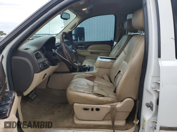 2011 GMC Sierra 3500HD DRW Denali z VIN 1GT426C84BF248011, wystawiony jako Copart lot #60469315 z przebiegiem 297 437 mil mil oraz Szkoda całkowita • Salvage title. Historia ofert i sprzedaży dostępna na DreamBid. Obrazek 7.