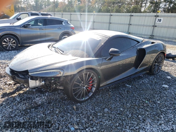 2021 McLaren GT z VIN SBM22GCA8MW001374, wystawiony jako Copart lot #82147064 z przebiegiem 32 562 mil mil oraz Nie do naprawy. Historia ofert i sprzedaży dostępna na DreamBid. Obrazek 1.