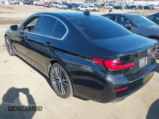 2021 BMW 5 Series 530i z VIN WBA53BH05MCF75051, wystawiony jako IAAI lot #41336049 z przebiegiem 71 933 mil mil oraz . Historia ofert i sprzedaży dostępna na DreamBid. Obrazek 3.