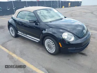 2013 Volkswagen Beetle 2.5L w/Sound/Nav z VIN 3VW5P7AT6DM827942, wystawiony jako IAAI lot #42220072 z przebiegiem 60 943 mil mil oraz . Historia ofert i sprzedaży dostępna na DreamBid. Obrazek 1.