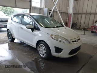 2013 Ford Fiesta S z VIN 3FADP4TJ2DM215185, wystawiony jako IAAI lot #42365480 z przebiegiem 193 072 mil mil oraz . Historia ofert i sprzedaży dostępna na DreamBid. Obrazek 1.