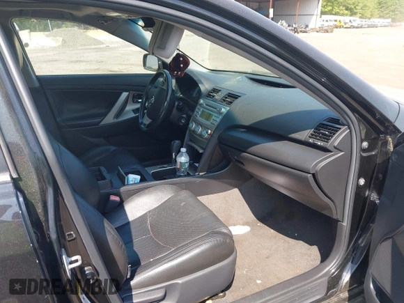 2009 Toyota Camry LE z VIN 4T1BK46K69U093305, wystawiony jako IAAI lot #42409372 z przebiegiem 202 385 mil mil oraz . Historia ofert i sprzedaży dostępna na DreamBid. Obrazek 5.