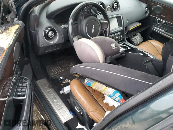 2017 Jaguar XJ z VIN SAJWJ1CD8H8W06740, wystawiony jako Copart lot #86709124 z przebiegiem Nie podano mil oraz Szkoda całkowita • Salvage title. Historia ofert i sprzedaży dostępna na DreamBid. Obrazek 8.