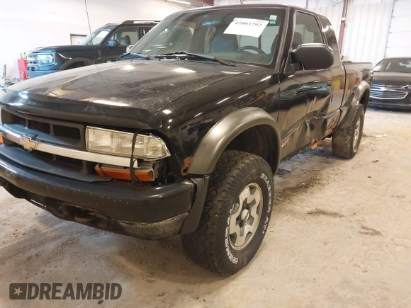 2002 Chevrolet S-10 LS with VIN 1GCCT19W728130377, listed as a IAAI auction lot 42003292 with 248,750 mi miles. Bid and sale history available at carsss.com. Image 12.