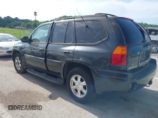 2003 GMC Envoy SLE z VIN 1GKDT13S832272692, wystawiony jako IAAI lot #42289095 z przebiegiem 215 210 mil mil oraz . Historia ofert i sprzedaży dostępna na DreamBid. Obrazek 3.
