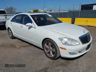 2009 Mercedes-Benz S-Class 5.5L V8 with VIN WDDNG86X29A242256, listed as a IAAI auction lot 42008977 with 195,004 mi miles. Bid and sale history available at carsss.com. Image 1.