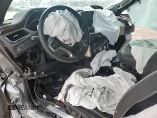 2023 Chevrolet Suburban Premier z VIN 1GNSKFKD6PR329370, wystawiony jako Copart lot #43688395 z przebiegiem Nie podano mil oraz Szkoda całkowita • Salvage title. Historia ofert i sprzedaży dostępna na DreamBid. Obrazek 8.