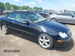 2005 Mercedes-Benz CLK 320 z VIN WDBTK65J85F133149, wystawiony jako IAAI lot #42373243 z przebiegiem 83 816 mil mil oraz . Historia ofert i sprzedaży dostępna na DreamBid. Obrazek 1.