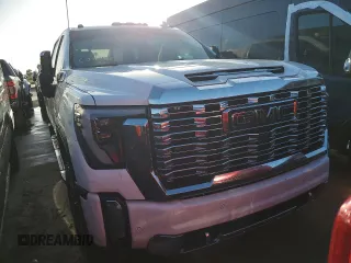2024 GMC Sierra 3500HD Denali z VIN 1GT49WEY9RF106062, wystawiony jako Copart lot #74111274 z przebiegiem Nie podano mil oraz Nie do naprawy • Non repairable. Historia ofert i sprzedaży dostępna na DreamBid. Obrazek 5.