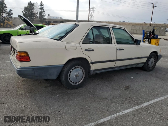 1988 Mercedes-Benz 300 E z VIN WDBEA30D4JA640293, wystawiony jako Copart lot #50998785 z przebiegiem 179 471 mil mil oraz Czysty tytuł • Clean title. Historia ofert i sprzedaży dostępna na DreamBid. Obrazek 3.