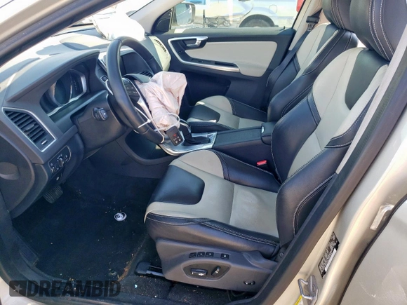 2017 Volvo XC60 Dynamic z VIN YV440MRR6H2084459, wystawiony jako Copart lot #46732905 z przebiegiem Nie podano mil oraz Szkoda całkowita • Salvage title. Historia ofert i sprzedaży dostępna na DreamBid. Obrazek 7.