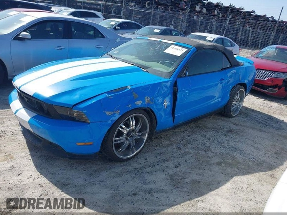 2011 Ford Mustang V6 z VIN 1ZVBP8EM1B5100724, wystawiony jako IAAI lot #42366863 z przebiegiem 221 814 mil mil oraz . Historia ofert i sprzedaży dostępna na DreamBid. Obrazek 2.