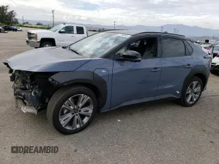2023 Subaru Solterra Premium z VIN JTMABABA8PA009866, wystawiony jako Copart lot #67385543 z przebiegiem 2496 mil mil oraz . Historia ofert i sprzedaży dostępna na DreamBid. Obrazek 1.