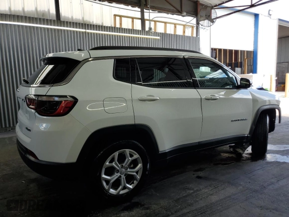 2024 Jeep Compass Latitude с VIN 3C4NJDBN6RT110487, выставлен на аукционе Copart как лот 62075885 с пробегом 26 410 миль миль и Списание • Salvage title. История ставок и продаж доступна на DreamBid. Изображение 3.