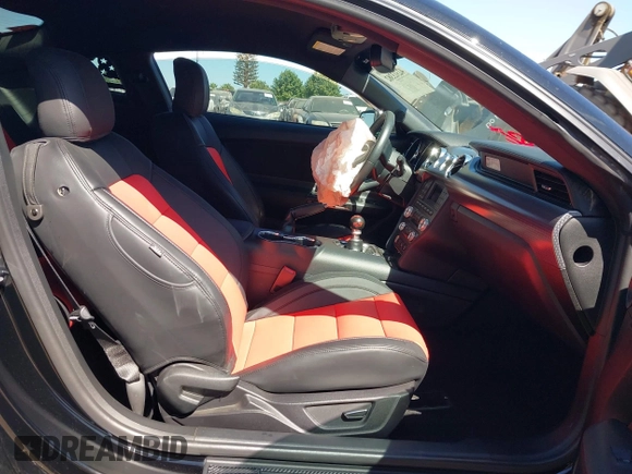 2017 Ford Mustang GT z VIN 1FA6P8CF6H5281648, wystawiony jako IAAI lot #42313382 z przebiegiem 26 574 mil mil oraz . Historia ofert i sprzedaży dostępna na DreamBid. Obrazek 5.