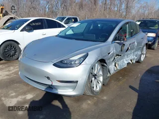 2018 Tesla Model 3 Long Range Battery z VIN 5YJ3E1EB3JF117007, wystawiony jako IAAI lot #41753572 z przebiegiem 82 444 mil mil oraz . Historia ofert i sprzedaży dostępna na DreamBid. Obrazek 2.