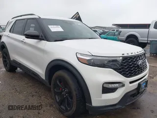 2022 Ford Explorer ST z VIN 1FM5K8GC8NGA21381, wystawiony jako IAAI lot #42169998 z przebiegiem 22 557 mil mil oraz . Historia ofert i sprzedaży dostępna na DreamBid. Obrazek 1.
