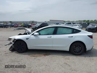 2024 Tesla Model 3 z VIN 5YJ3E1EAXRF853350, wystawiony jako IAAI lot #41946954 z przebiegiem Nie podano mil oraz . Historia ofert i sprzedaży dostępna na DreamBid. Obrazek 14.