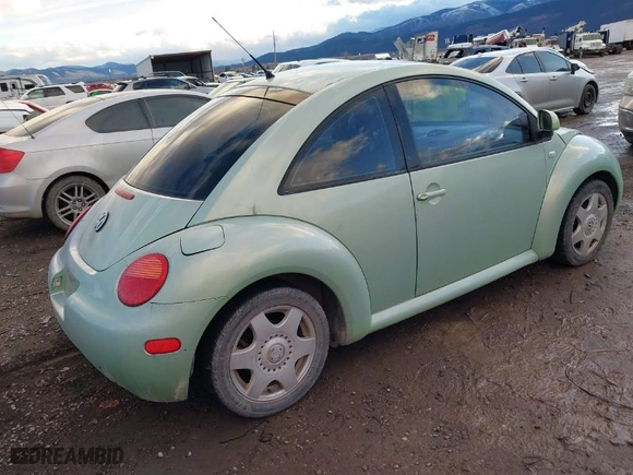 2000 Volkswagen New Beetle GLX with VIN 3VWDD21CXYM463506, listed as a IAAI auction lot 41073675 with 138,980 mi miles. Bid and sale history available at carsss.com. Image 4.