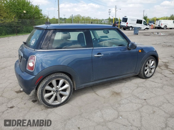 2011 MINI Hardtop z VIN WMWSU3C57BT095497, wystawiony jako Copart lot #55972645 z przebiegiem 132 947 mil mil oraz Szkody całkowita. Historia ofert i sprzedaży dostępna na DreamBid. Obrazek 3.