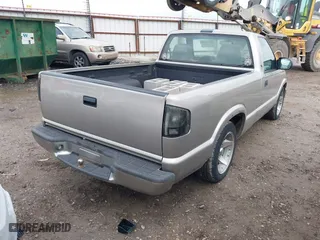2000 Chevrolet S-10 LS with VIN 1GCCS14W2Y8168652, listed as a IAAI auction lot 41515733 with 263,672 mi miles. Bid and sale history available at carsss.com. Image 4.