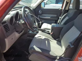 2007 Dodge Nitro SLT z VIN 1D8GU58K07W723331, wystawiony jako Copart lot #55169295 z przebiegiem 242 670 mil mil oraz Czysty tytuł • Clean title. Historia ofert i sprzedaży dostępna na DreamBid. Obrazek 7.