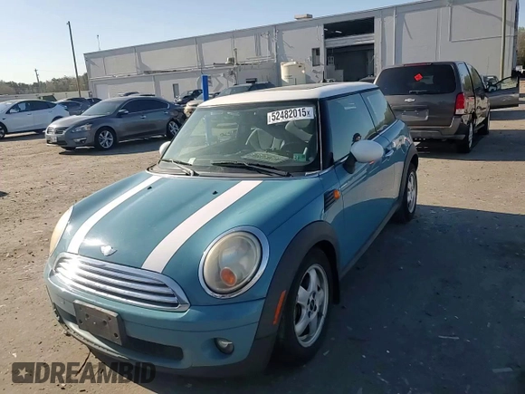 2008 MINI Hardtop z VIN WMWMF335X8TT62496, wystawiony jako Copart lot #52482015 z przebiegiem 188 965 mil mil oraz Szkoda całkowita • Salvage title. Historia ofert i sprzedaży dostępna na DreamBid. Obrazek 11.