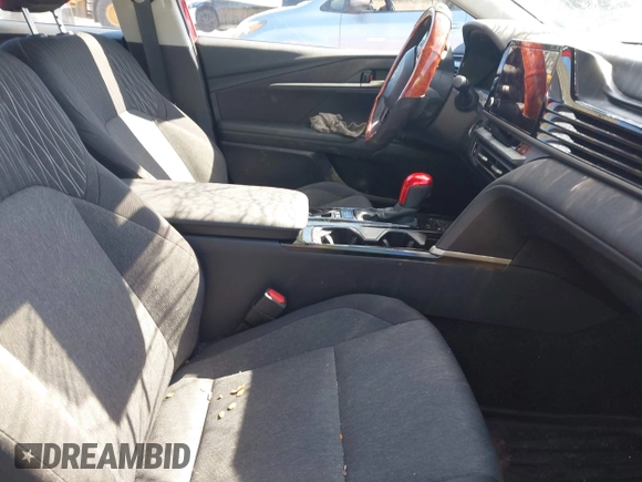 2025 Toyota Camry LE z VIN 4T1DBADK8SU004060, wystawiony jako IAAI lot #41891342 z przebiegiem 3 354 mil mil oraz . Historia ofert i sprzedaży dostępna na DreamBid. Obrazek 5.