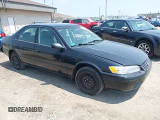 1999 Toyota Camry LE z VIN 4T1BG28K8XU609678, wystawiony jako IAAI lot #42718396 z przebiegiem 199 744 mil mil oraz . Historia ofert i sprzedaży dostępna na DreamBid. Obrazek 1.