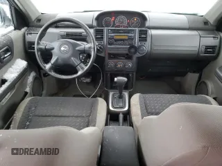 2006 Nissan X-Trail XE z VIN JN8BT08VX6W210650, wystawiony jako Copart lot #42935915 z przebiegiem 240 000 mil mil oraz Szkody całkowita. Historia ofert i sprzedaży dostępna na DreamBid. Obrazek 8.