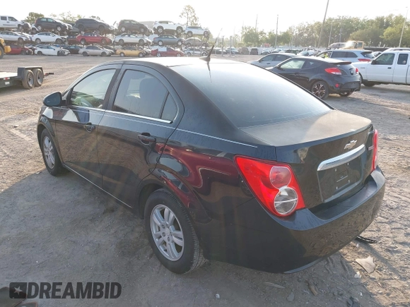 2014 Chevrolet Sonic LT z VIN 1G1JC5SB2E4223141, wystawiony jako IAAI lot #41872526 z przebiegiem 154 026 mil mil oraz . Historia ofert i sprzedaży dostępna na DreamBid. Obrazek 3.