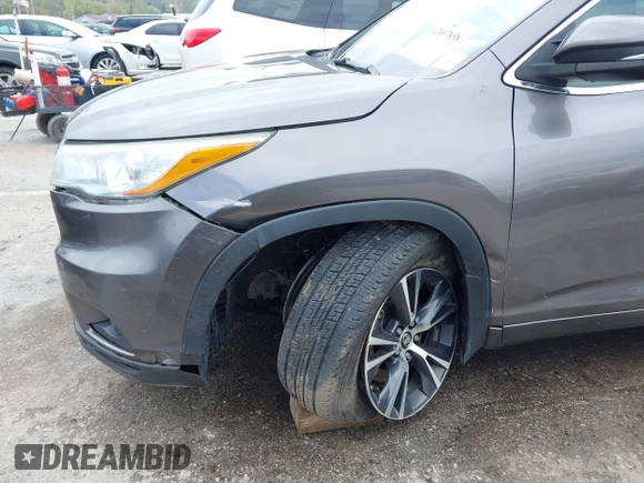 2016 Toyota Highlander XLE z VIN 5TDJKRFH6GS307941, wystawiony jako IAAI lot #42007858 z przebiegiem 70 272 mil mil oraz . Historia ofert i sprzedaży dostępna na DreamBid. Obrazek 6.