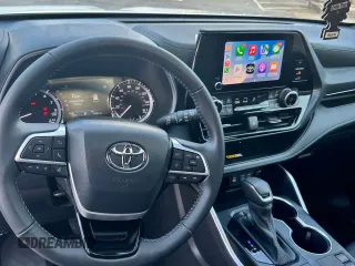 2024 Toyota Highlander LE z VIN 5TDKDRAH7RS534676, wystawiony jako Copart lot #57361405 z przebiegiem 11 321 mil mil oraz Czysty tytuł • Clean title. Historia ofert i sprzedaży dostępna na DreamBid. Obrazek 9.