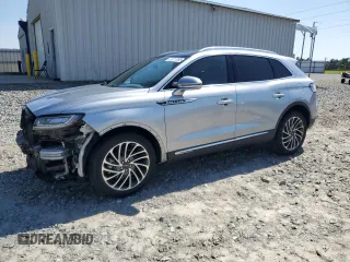 2020 Lincoln Nautilus Reserve z VIN 2LMPJ6K99LBL24884, wystawiony jako Copart lot #57211065 z przebiegiem 24 008 mil mil oraz Szkoda całkowita • Salvage title. Historia ofert i sprzedaży dostępna na DreamBid. Obrazek 1.