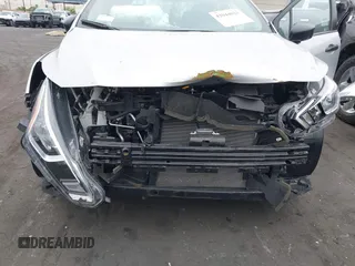 2024 Nissan Versa S z VIN 3N1CN8DV4RL865799, wystawiony jako IAAI lot #42044021 z przebiegiem 13 282 mil mil oraz . Historia ofert i sprzedaży dostępna na DreamBid. Obrazek 6.