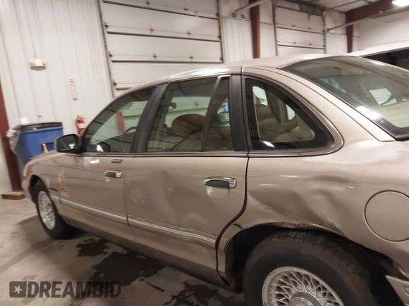1995 Ford Crown Victoria LX с VIN 2FALP74W0SX195270, выставлен на аукционе IAAI как лот 41840082 с пробегом 139 967 миль миль и . История ставок и продаж доступна на DreamBid. Изображение 15.