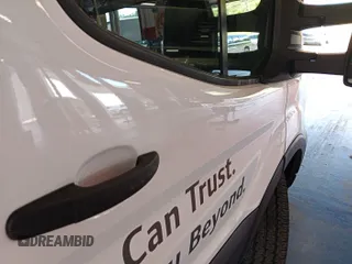 2020 Ford Transit z VIN 1FTBR1YG6LKA35821, wystawiony jako IAAI lot #42679307 z przebiegiem 86 896 mil mil oraz . Historia ofert i sprzedaży dostępna na DreamBid. Obrazek 1.