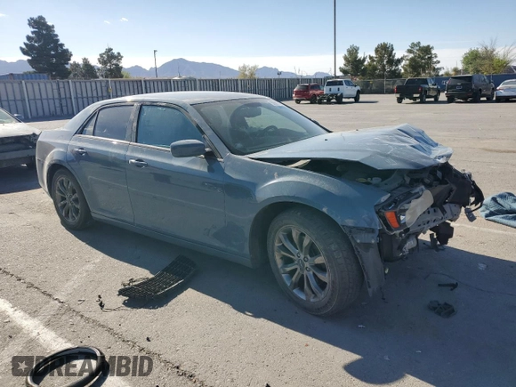 2014 Chrysler 300 S z VIN 2C3CCAGG1EH342092, wystawiony jako Copart lot #53581145 z przebiegiem 118 538 mil mil oraz Szkoda całkowita • Salvage title. Historia ofert i sprzedaży dostępna na DreamBid. Obrazek 4.