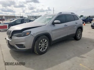 2019 Jeep Cherokee Latitude Plus z VIN 1C4PJLLB0KD358494, wystawiony jako Copart lot #56356625 z przebiegiem 96 242 mil mil oraz Szkoda całkowita • Salvage title. Historia ofert i sprzedaży dostępna na DreamBid. Obrazek 1.